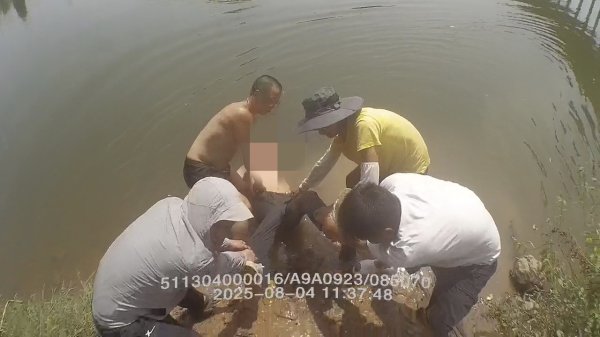 乐众盈 男子跳江轻生 民警断指营救：“不能让你在我面前死去！” ｜看见正能量